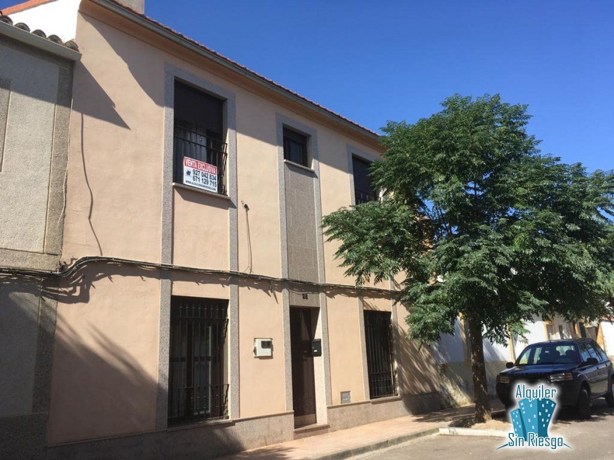 Vista exterior de Casa o xalet en venda en Cáceres Capital amb Terrassa