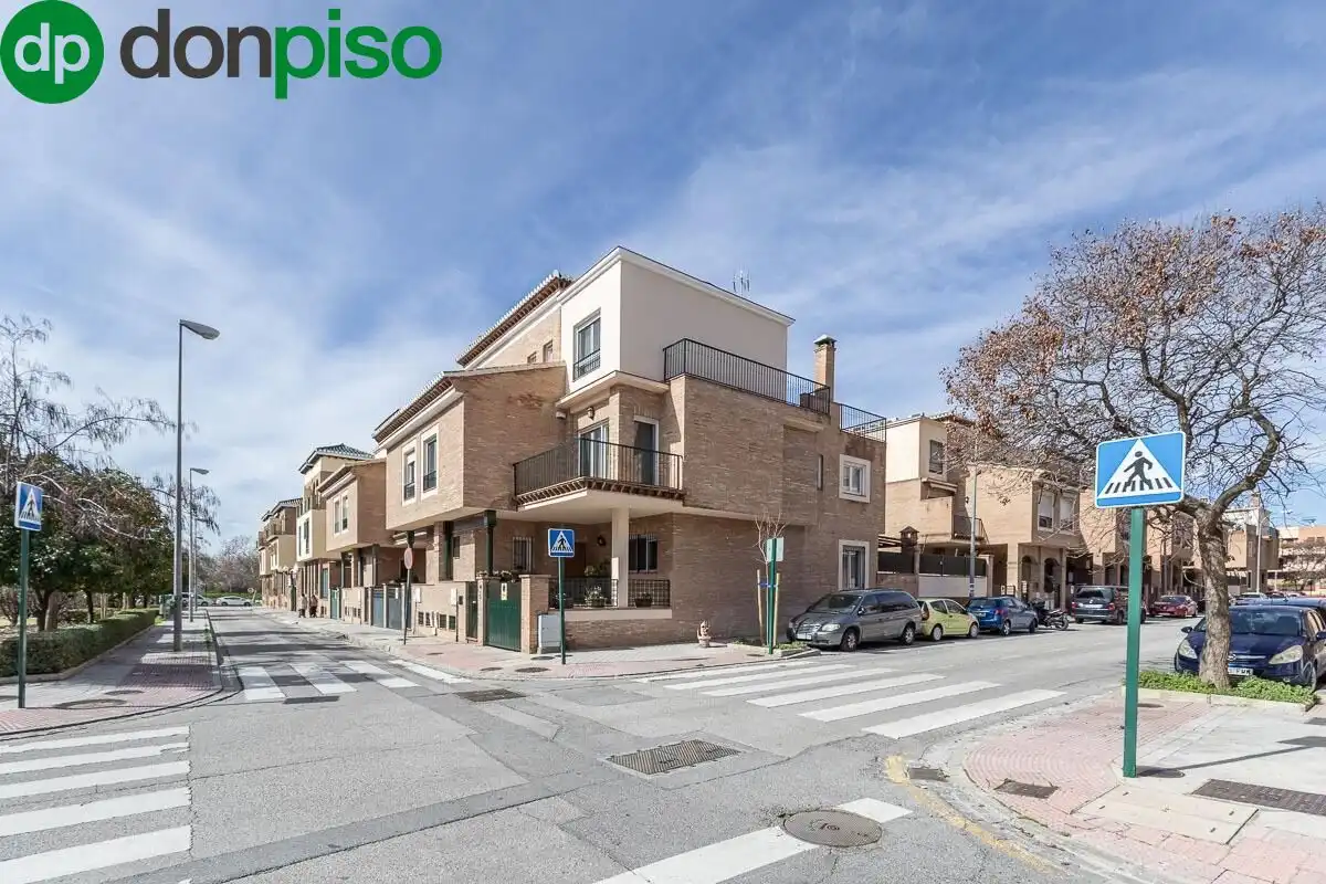 Vista exterior de Casa adosada en venta en Granada con Calefacción, Jardín privado y Terraza