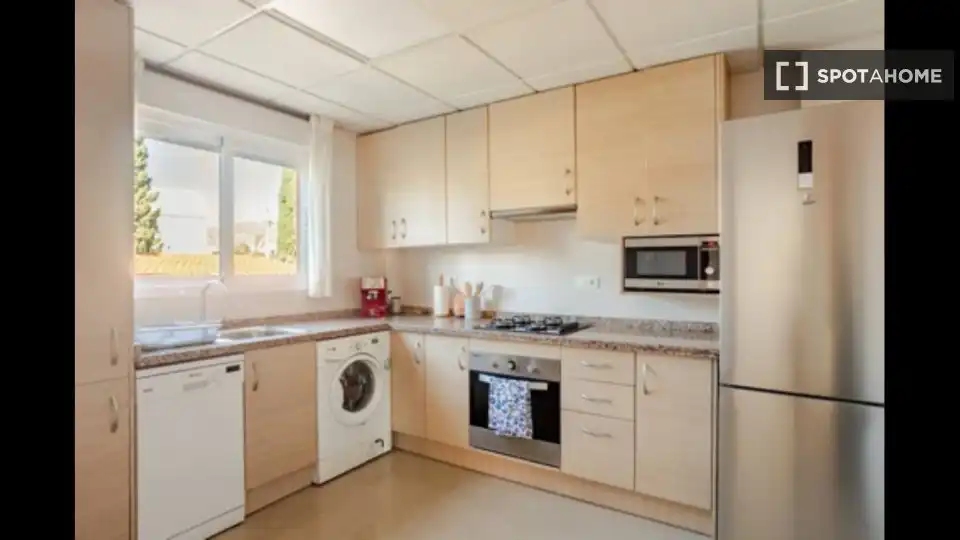 Cuina de Apartament per a compartir en El Campello amb Aire condicionat, Terrassa i Moblat