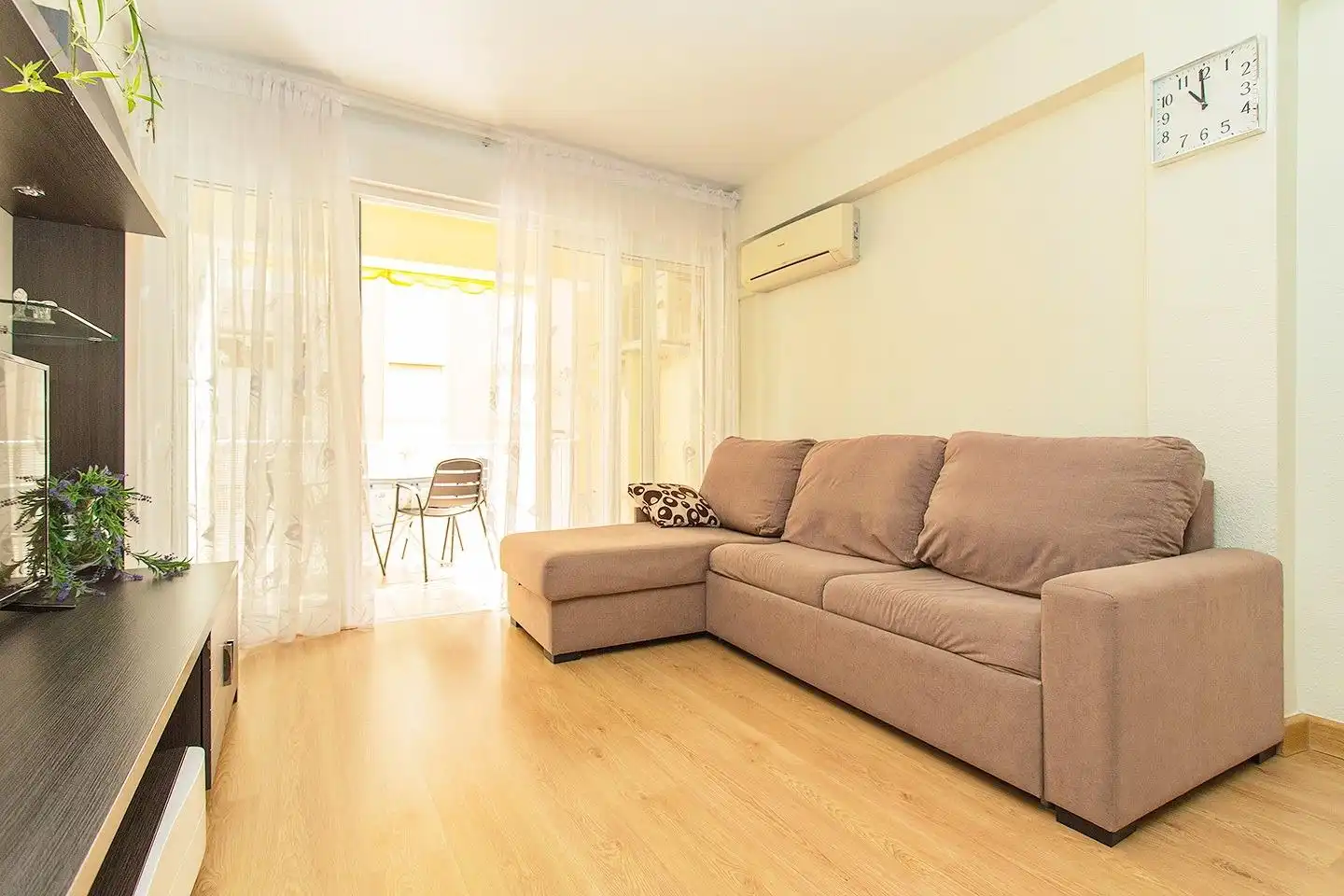 Sala de estar de Apartamento en venta en Torrevieja con Aire acondicionado, Terraza y Amueblado