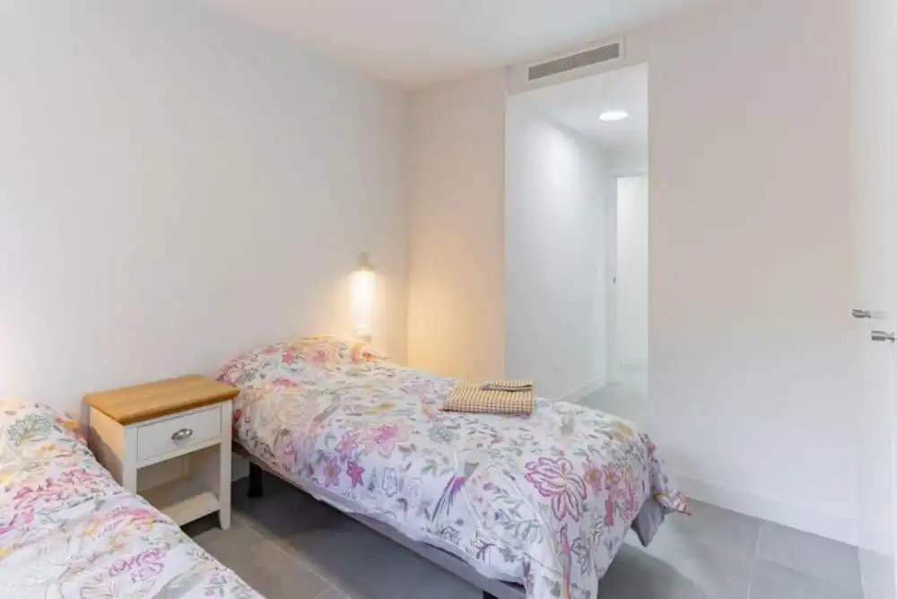 Habitación de Apartamento de alquiler en Estepona con Aire acondicionado, Jardín privado y Terraza