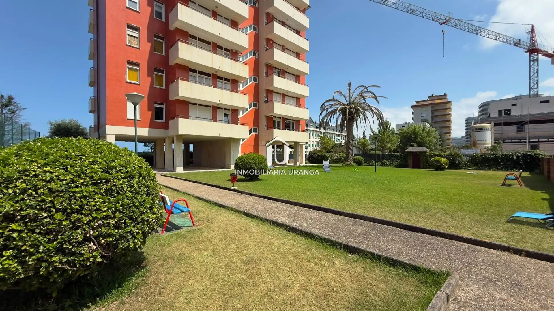 Vista exterior de Piso en venta en Laredo con Calefacción, Terraza y Piscina comunitaria