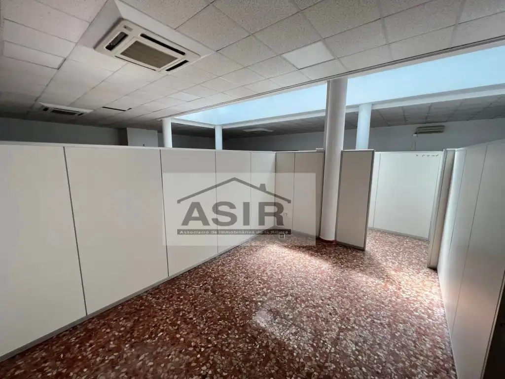 Industrial buildings for rent in Favara