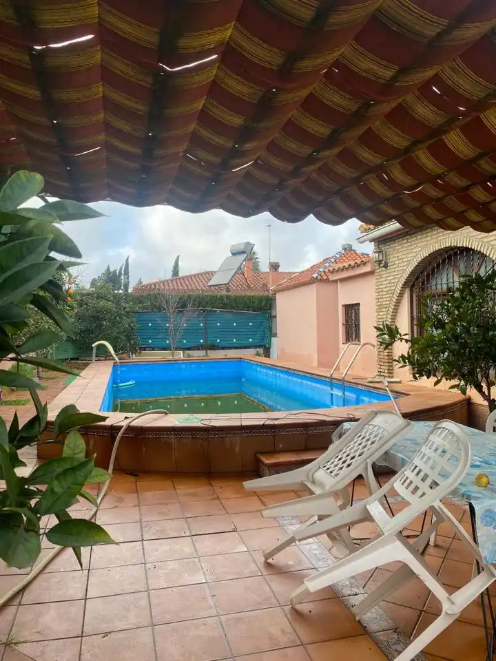 Piscina de Casa o xalet en venda en Dos Hermanas amb Aire condicionat, Jardí privat i Piscina
