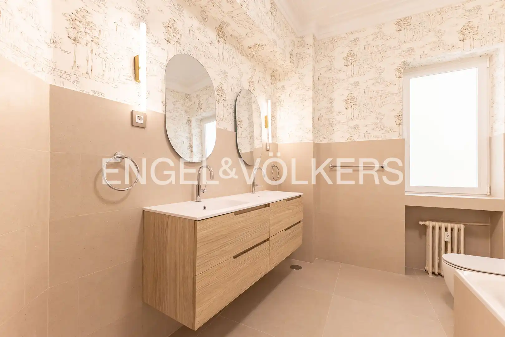Bathroom of Flat for rent in Madrid  with Air Conditioner, Heating and Balcony