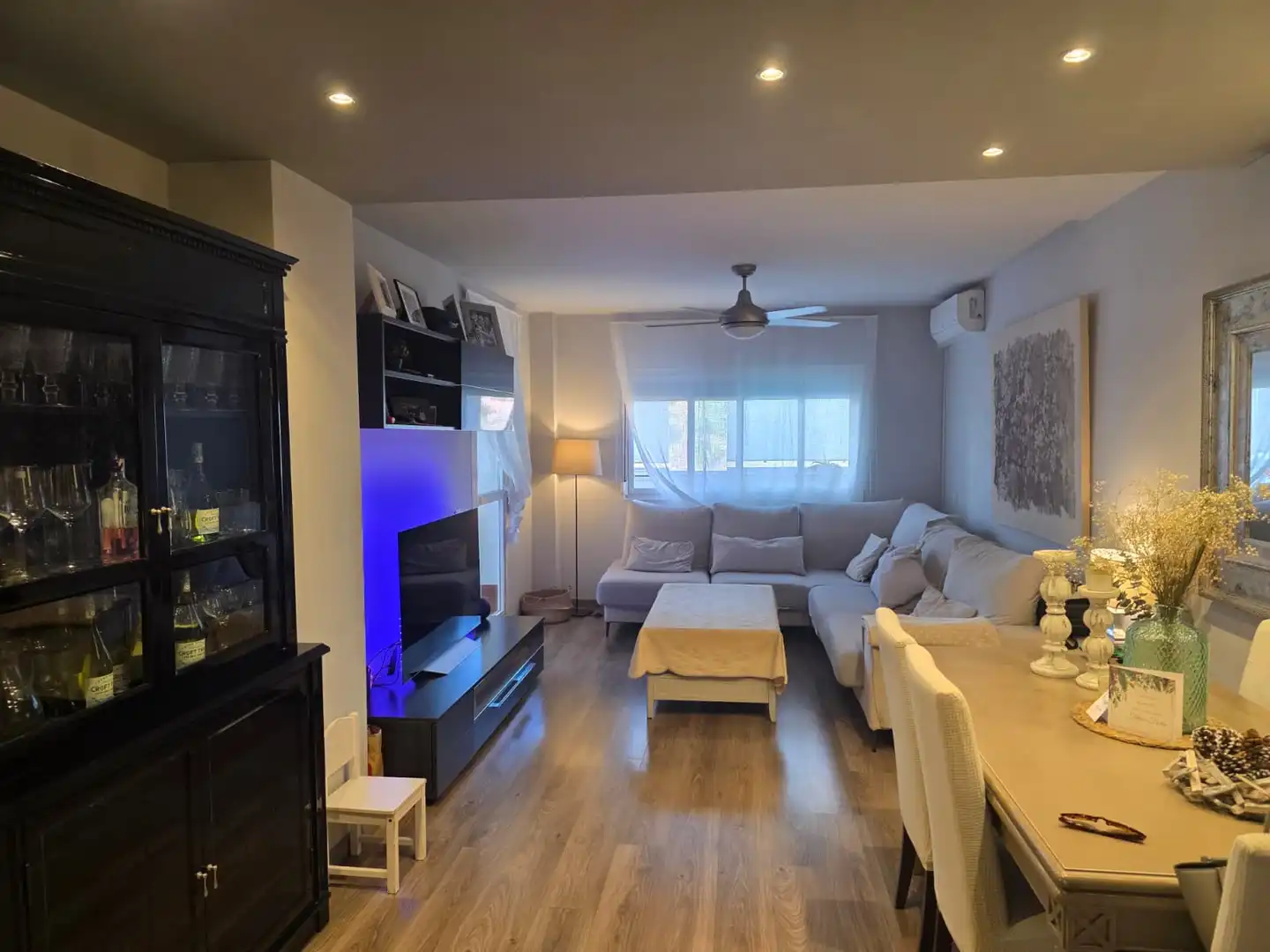 Sala d'estar de Pis de lloguer en Mijas amb Aire condicionat, Parquet i Terrassa