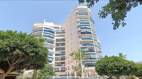 OPORTUNIDAD! APARTAMENTO DE 2 DORMITORIOS Y 2 BAÑOS CON GRAN TERRAZA, BALCÓN Y PISCINA CERCA DEL MAR