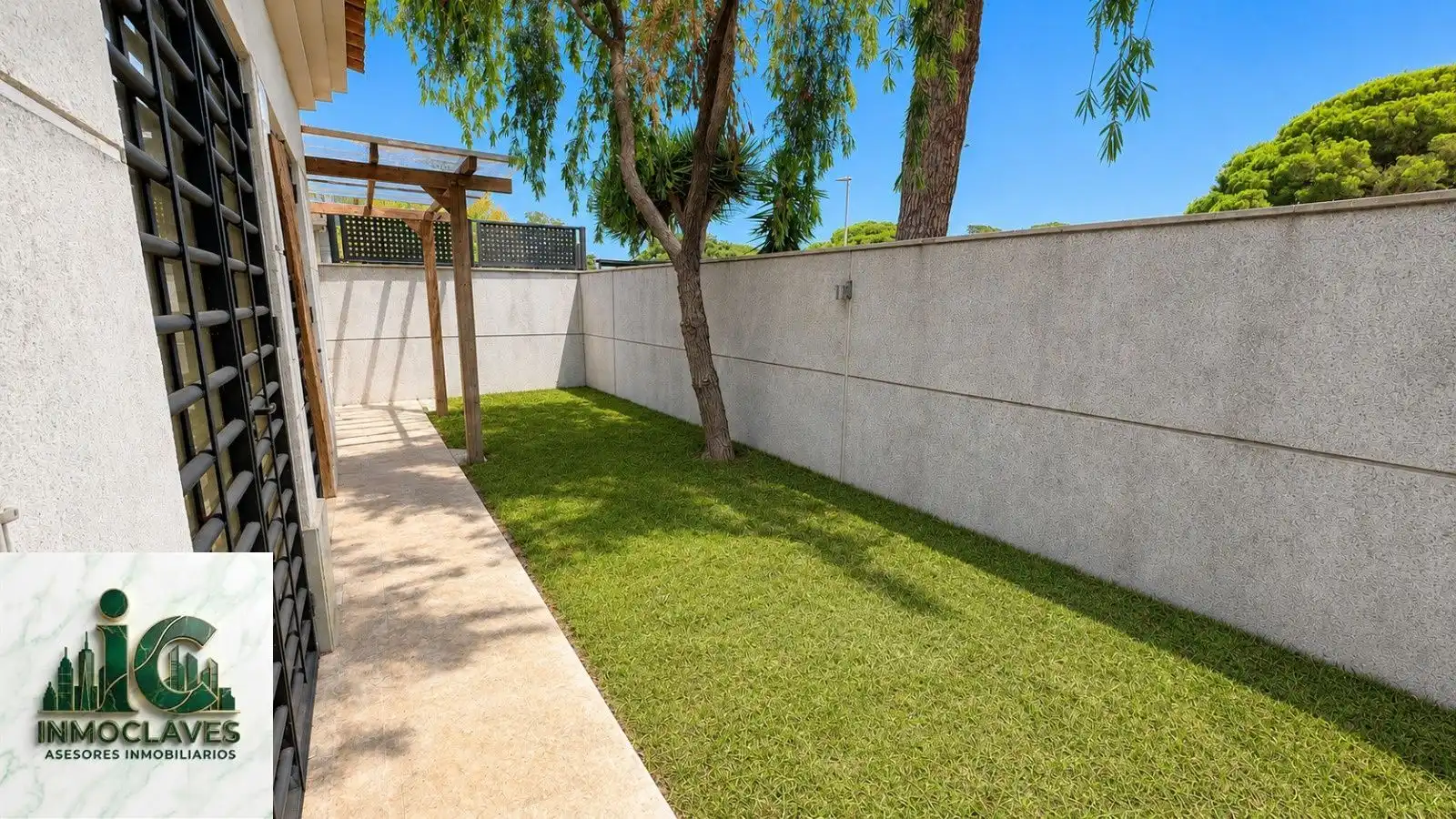 Terrace of Detached homes for sale in Algeciras  with Air Conditioner, Heating and Private garden