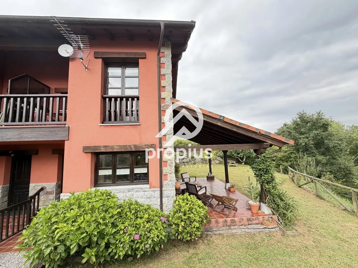 Vista exterior de Casa adosada en venda en Cangas de Onís amb Calefacció, Jardí privat i Terrassa