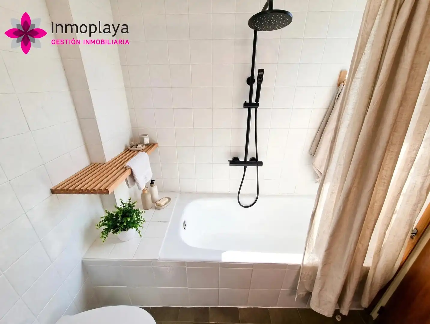 Badezimmer von Dachboden zum Verkauf in Noja mit Terrasse und Möbliert