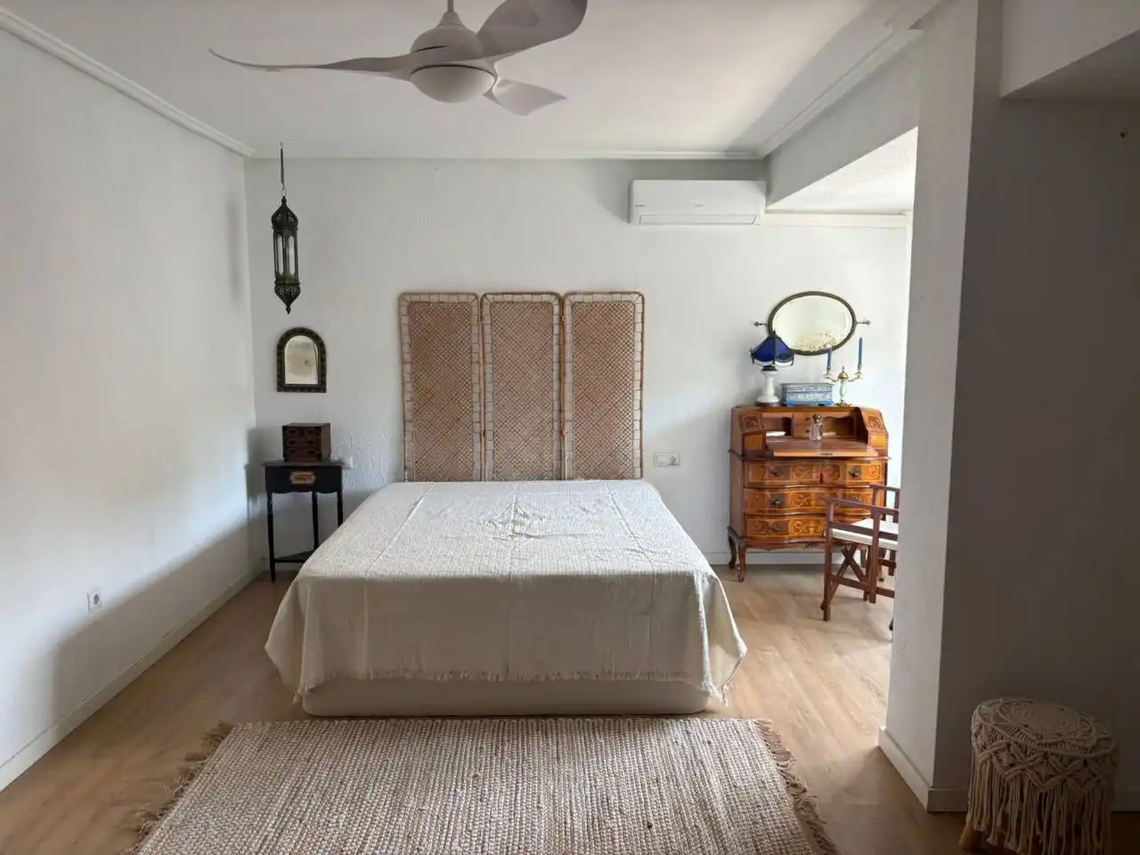 Bedroom of Flat for rent in Valencia  with Air Conditioner and Balcony