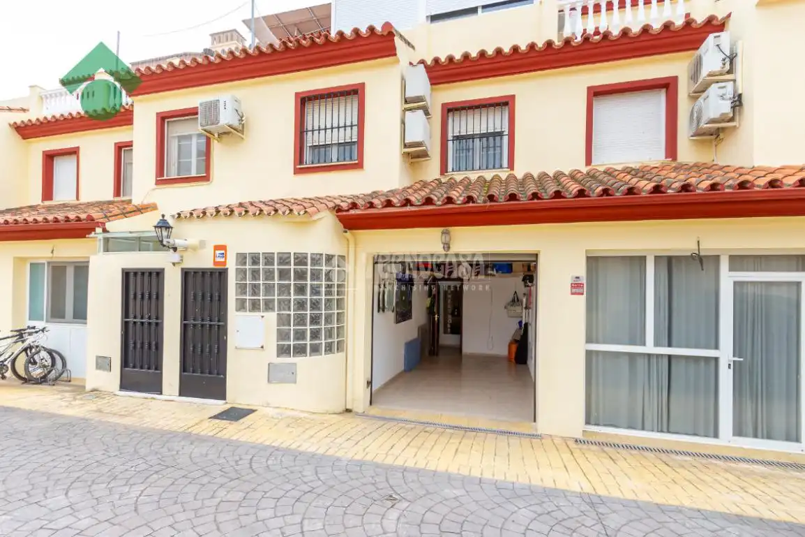 Vista exterior de Casa adosada en venda en Vélez-Málaga amb Aire condicionat, Terrassa i Piscina comunitària