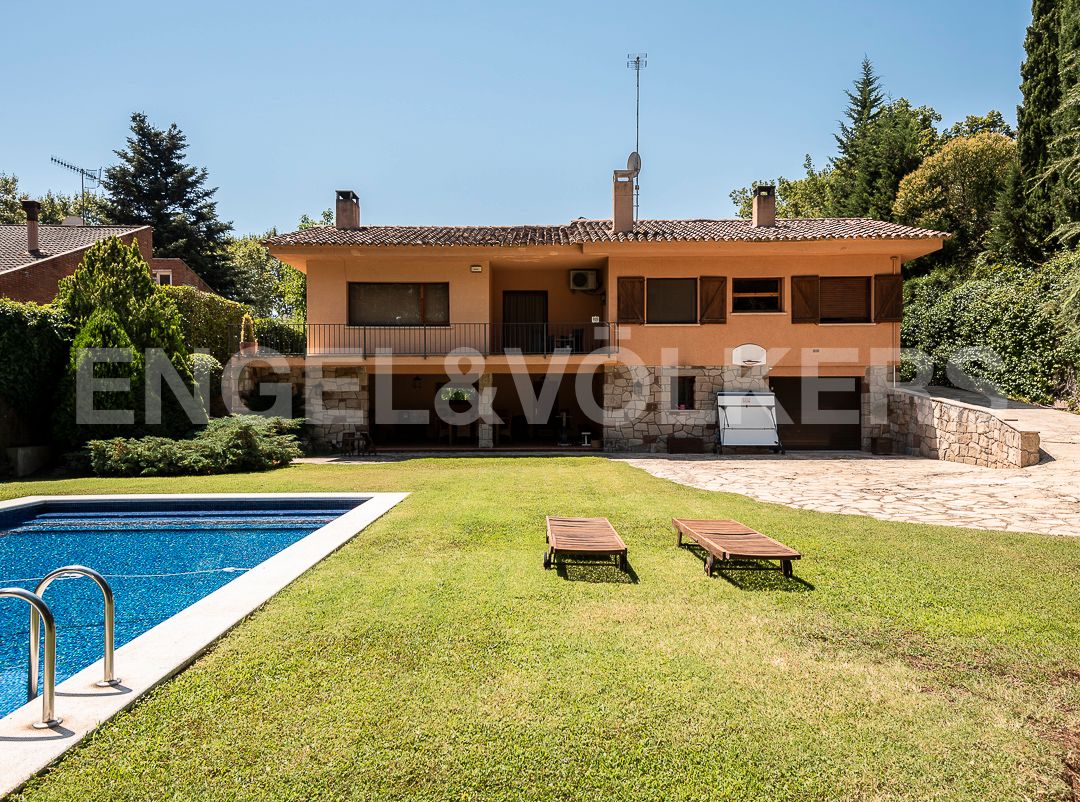 Vista exterior de Casa o xalet en venda en L'Ametlla del Vallès amb Aire condicionat, Calefacció i Jardí privat