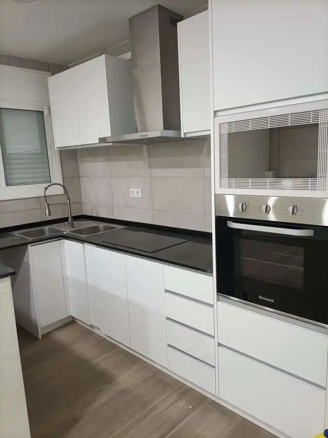 Cuina de Pis en venda en Cornellà de Llobregat amb Aire condicionat