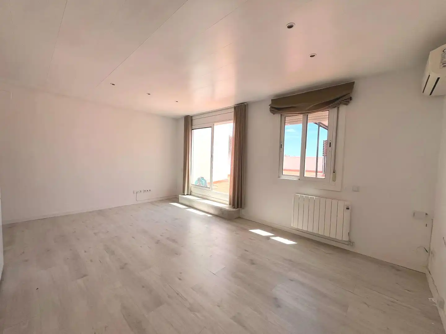 Sala d'estar de Àtic en venda en Barcelona amb Aire condicionat, Calefacció i Terrassa