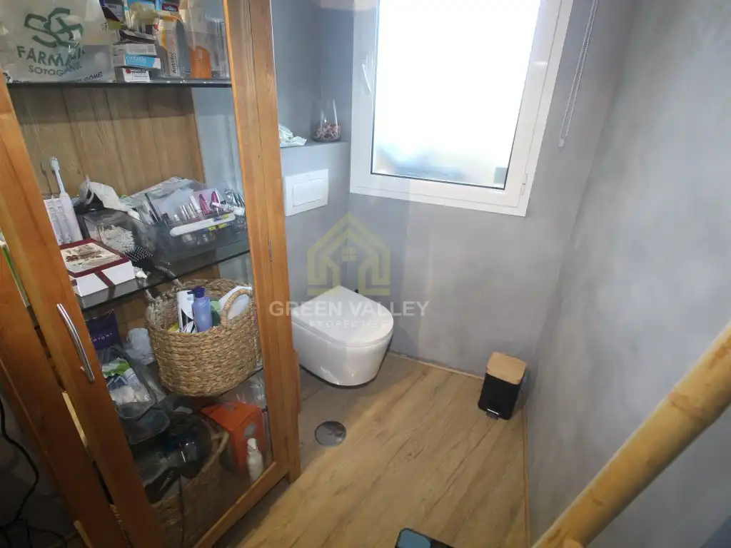 Badezimmer von Wohnungen zum Verkauf in Sotogrande mit Klimaanlage, Heizung und Privatgarten
