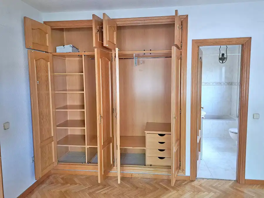 Dormitori de Casa adosada en venda en Torrelodones amb Calefacció, Jardí privat i Parquet
