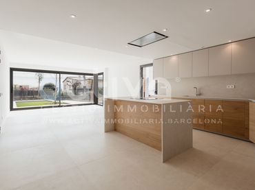 Casa di nuova costruzione con balcone in vendita a Carretera d'Enllaç