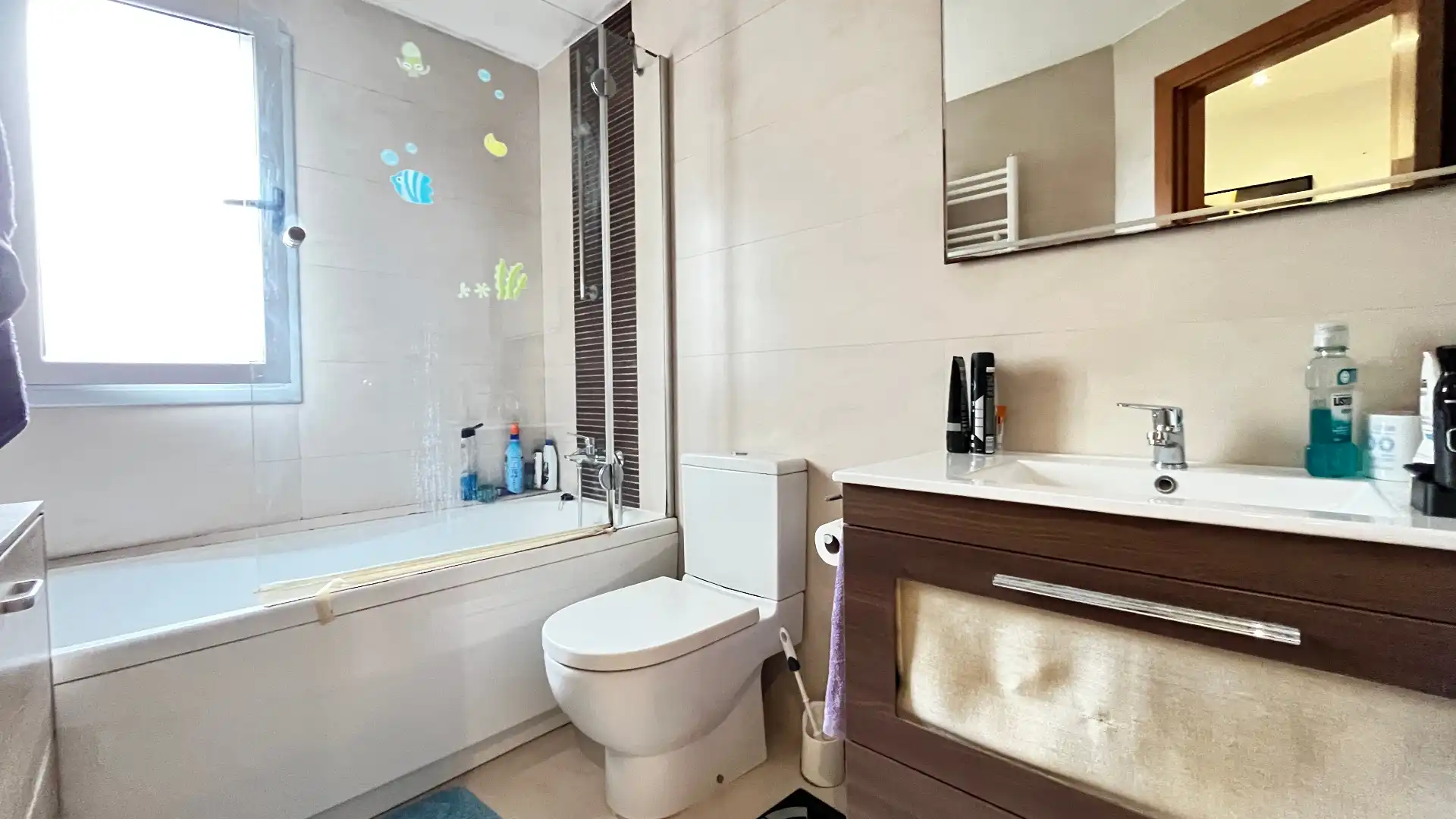 Badezimmer von Einfamilien-Reihenhaus zum Verkauf in Santa Coloma de Cervelló mit Klimaanlage, Heizung und Parkett