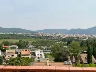Vista exterior de Casa o xalet en venda en Esparreguera amb Aire condicionat, Calefacció i Jardí privat