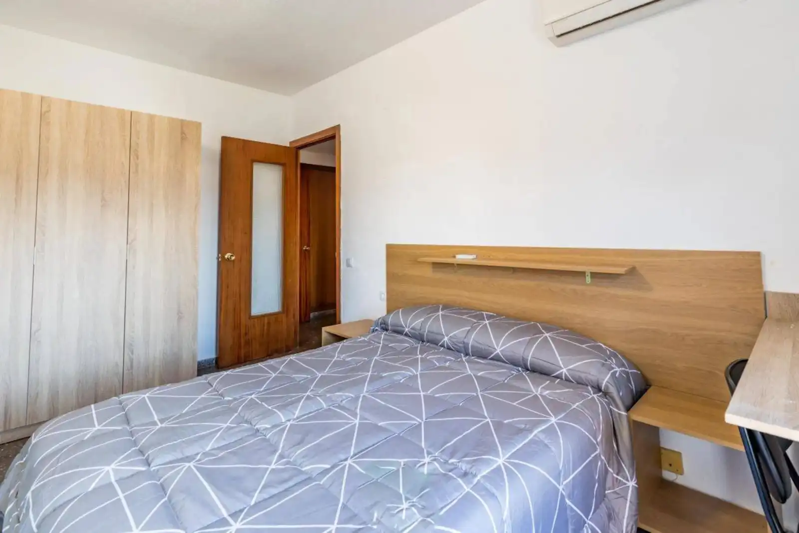 Bedroom of Flat for share in Campanar