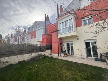 Casa amb jardí en venda a Ágora