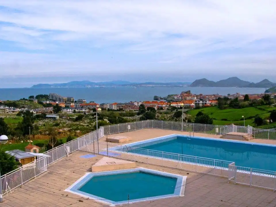 Piscina de Casa o xalet en venda en Castro-Urdiales amb Terrassa i Balcó