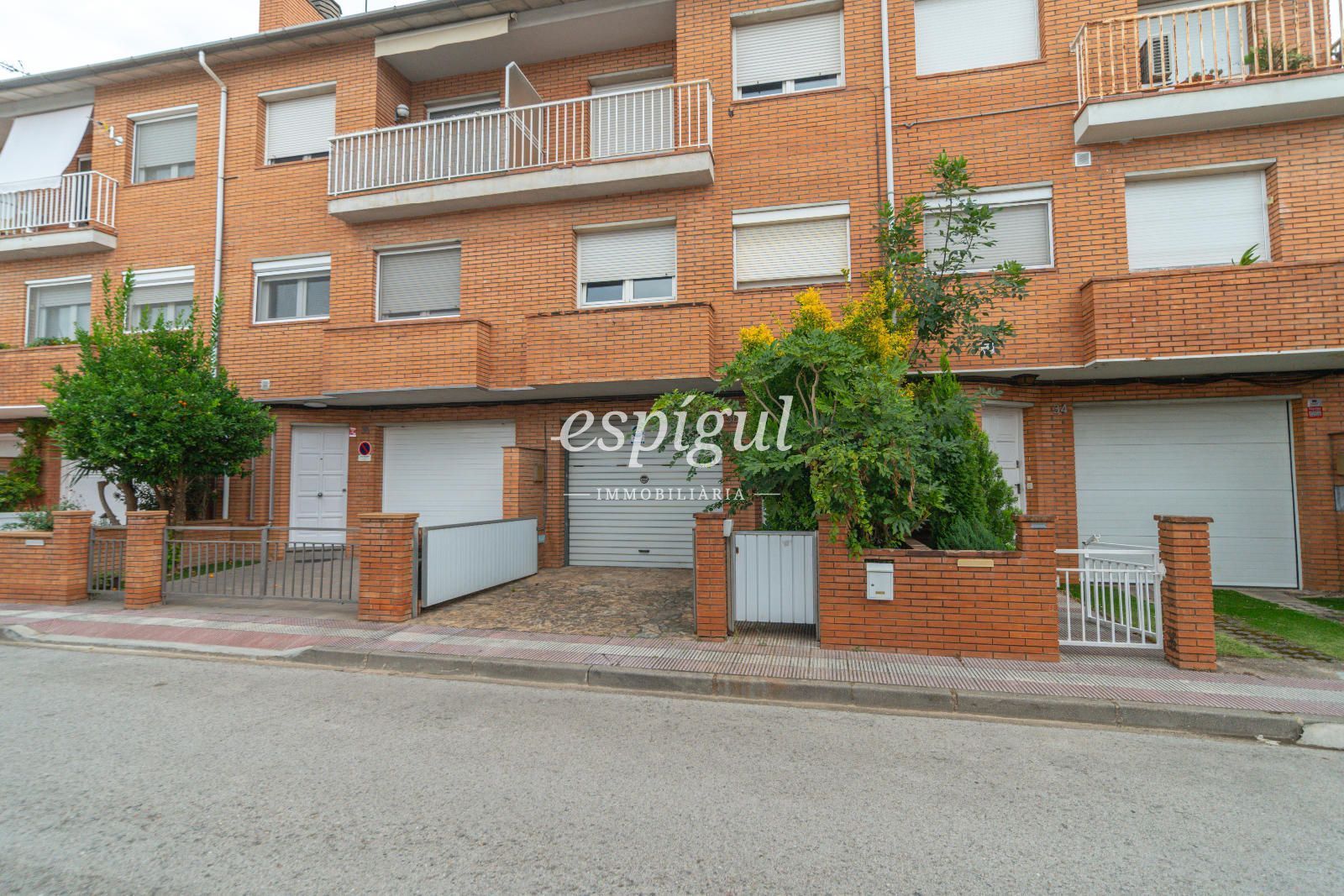 Vista exterior de Casa adosada en venda en Girona Capital amb Aire condicionat, Calefacció i Jardí privat
