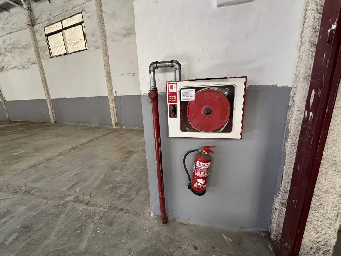 Parkplatz von Fabrikhallen zur Miete in Centre  