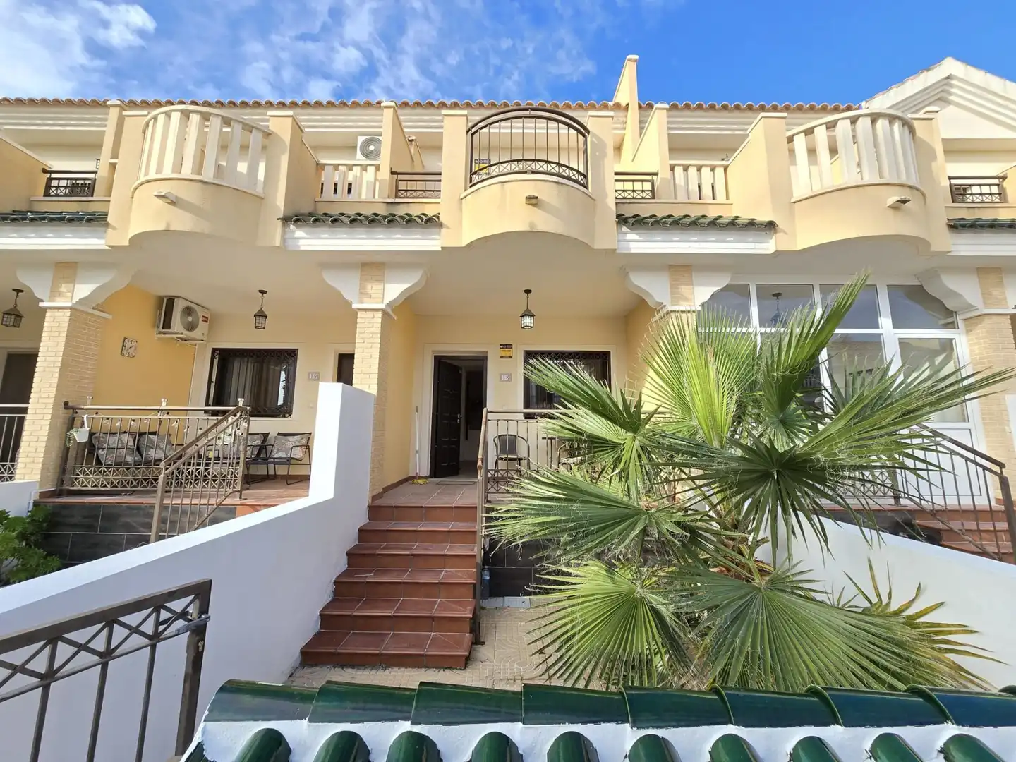 Vista exterior de Casa adosada en venda en Rojales amb Jardí privat, Traster i Piscina comunitària