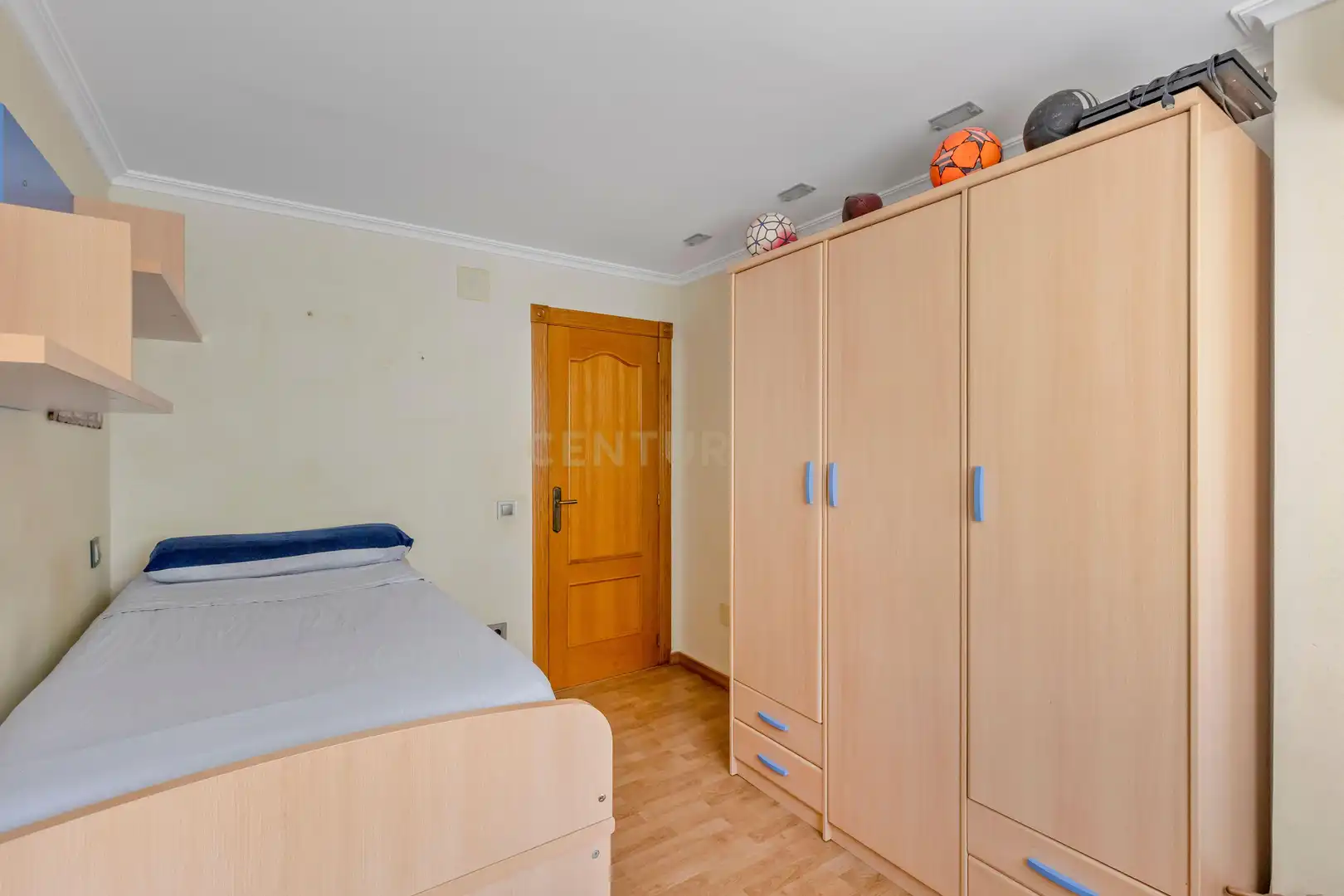 Dormitori de Apartament en venda en Torrevieja amb Aire condicionat, TV i Balcó