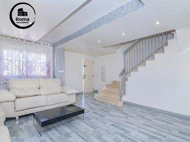 Casa aparellada amb balcó en venda a Jun