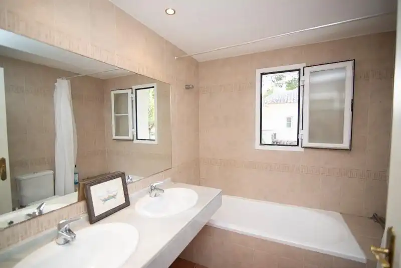 Baño de Casa o chalet en venta en Chiclana de la Frontera con Aire acondicionado, Jardín privado y Trastero