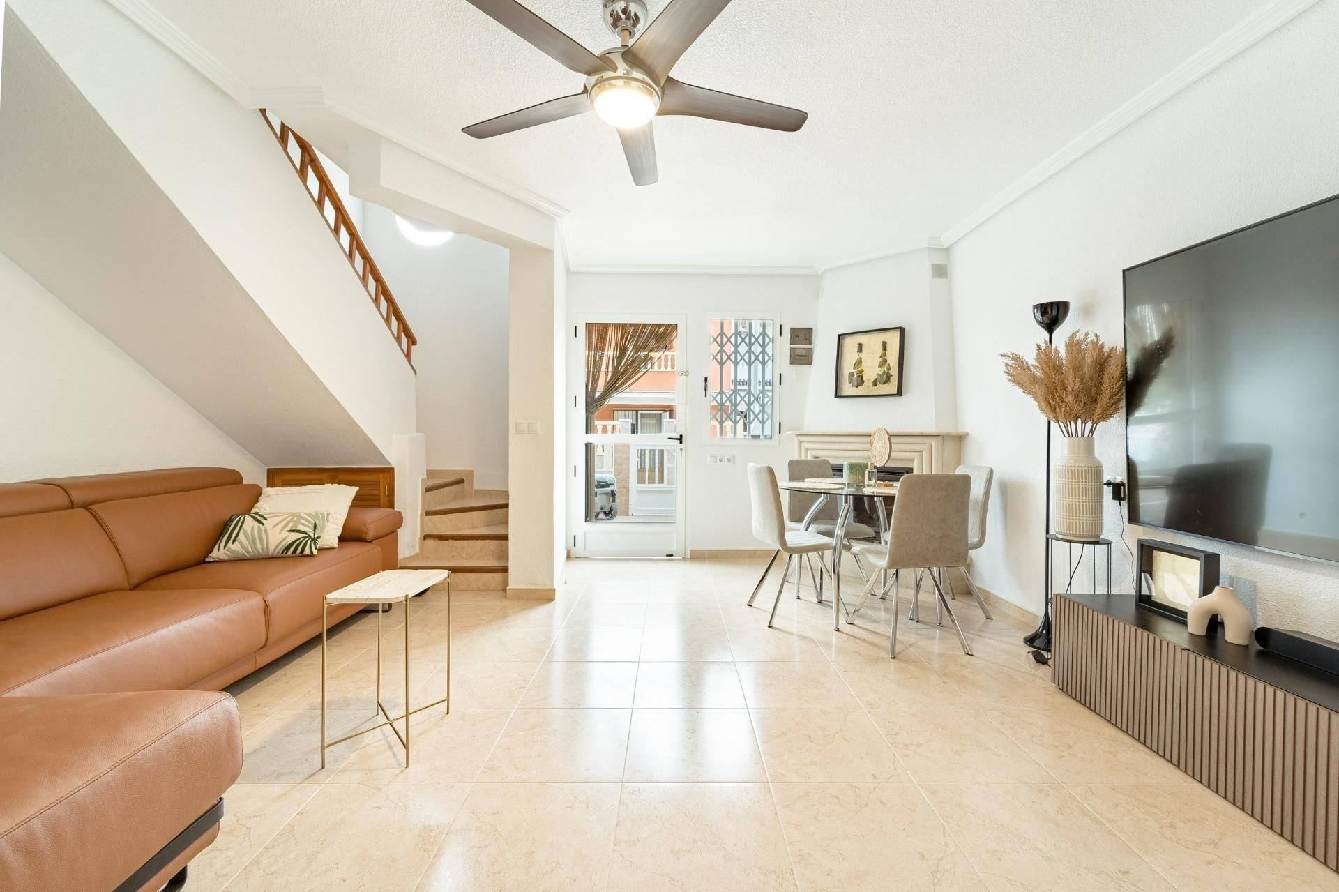 Wohnzimmer von Einfamilien-Reihenhaus zum Verkauf in Torrevieja mit Klimaanlage, Terrasse und Möbliert