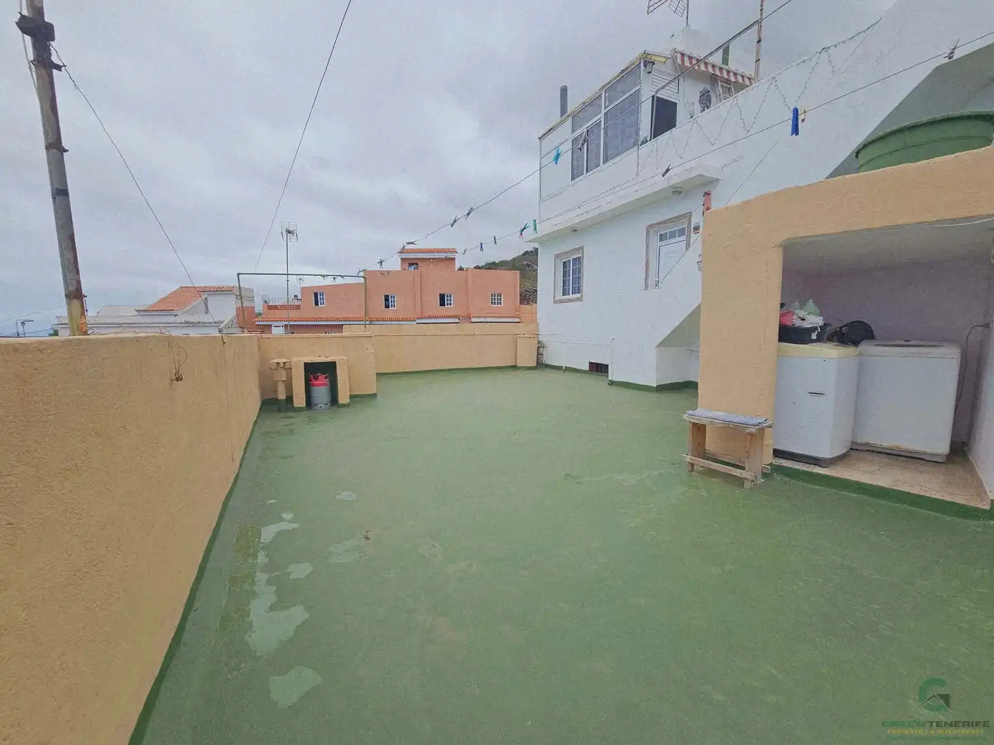 Außenansicht von Einfamilien-Reihenhaus zum Verkauf in Garachico mit Terrasse und Abstellraum