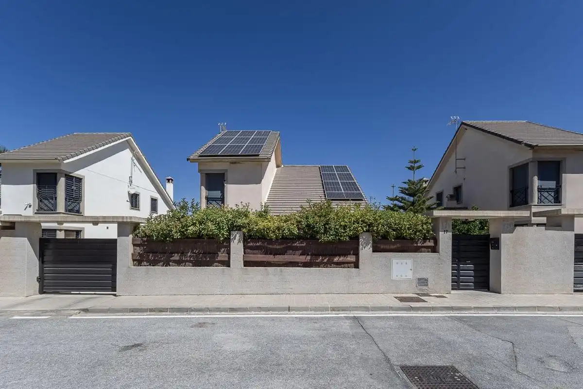 Vista exterior de Casa o xalet en venda en Dílar amb Aire condicionat, Calefacció i Jardí privat