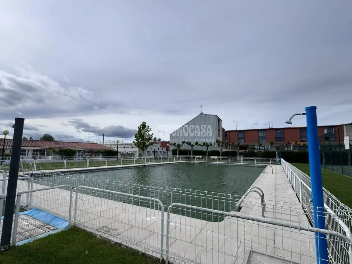 Piscina de Casa adosada en venda en Villasabariego amb Domòtica i Piscina comunitària