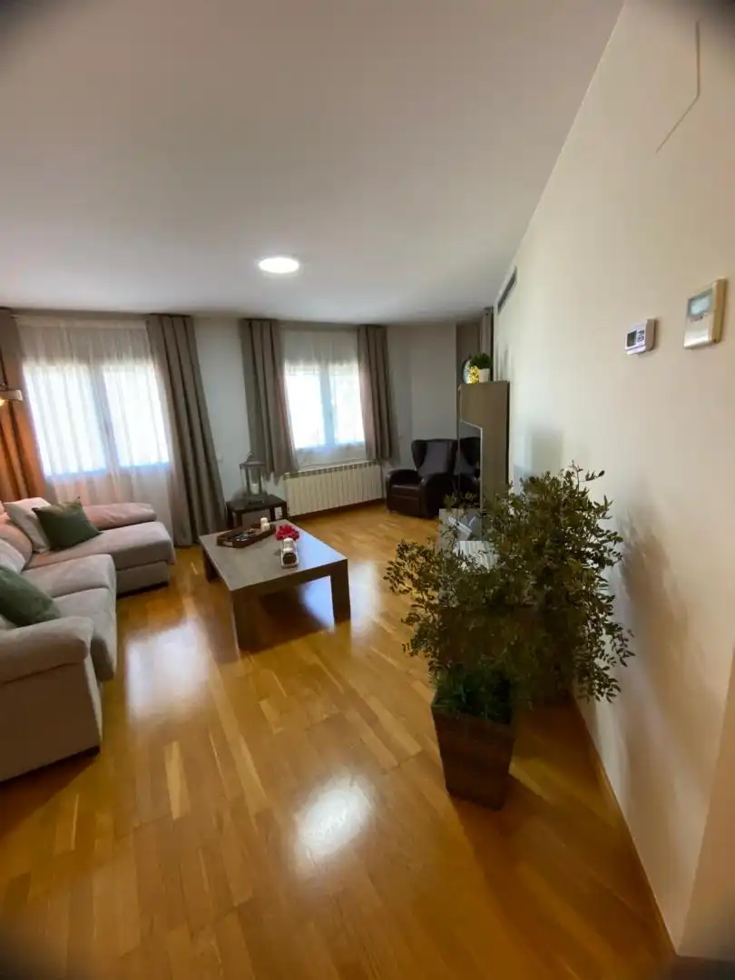 Sala d'estar de Pis en venda en Manresa amb Calefacció, Piscina i Moblat
