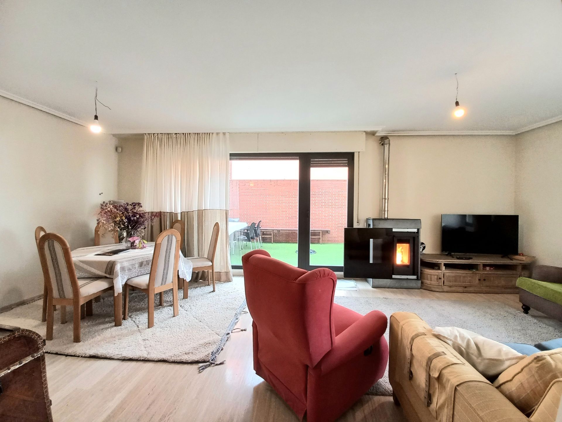 Sala d'estar de Casa adosada en venda en Burgos Capital amb Jardí privat