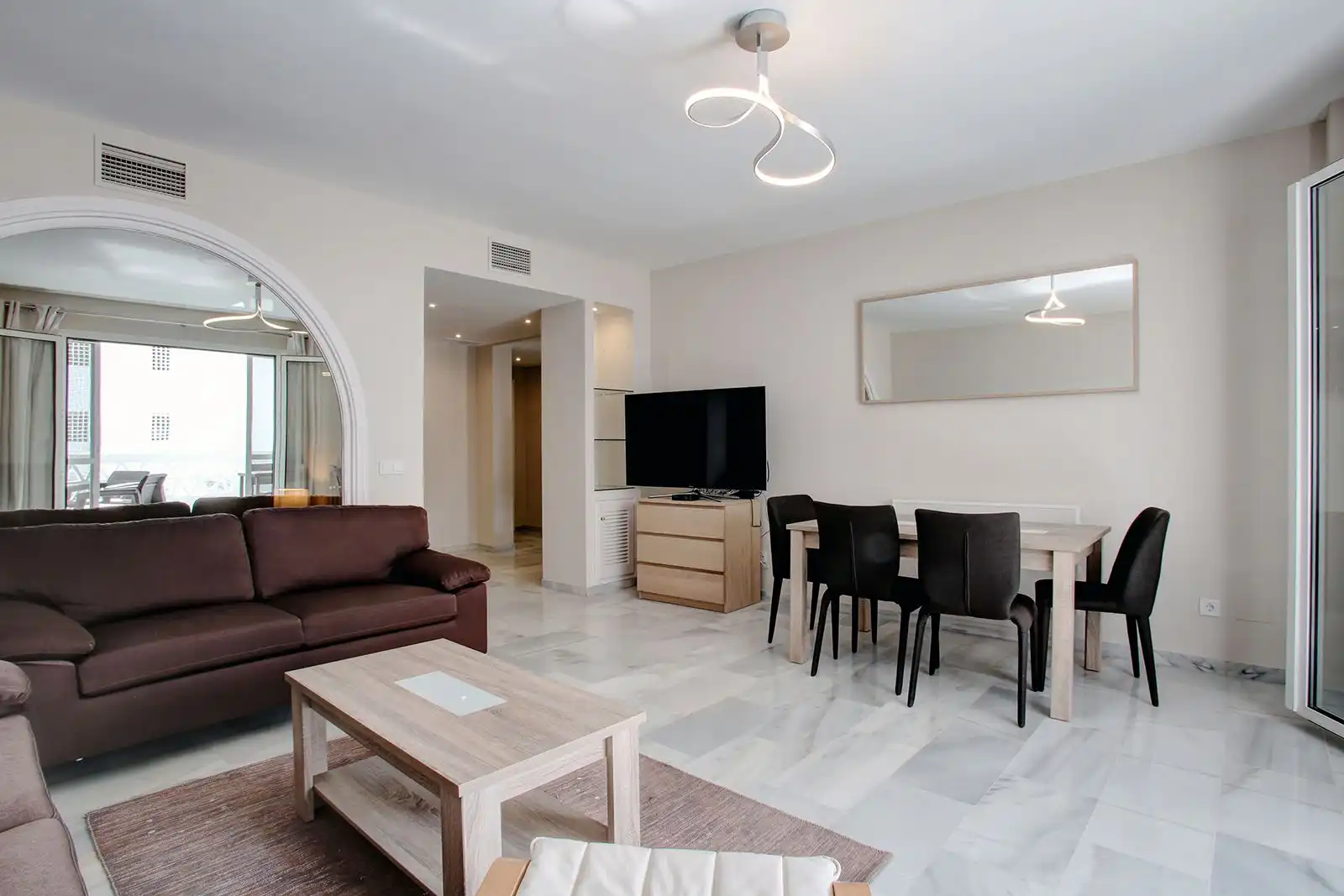 Sala d'estar de Pis de lloguer en Marbella amb Aire condicionat, Terrassa i Moblat