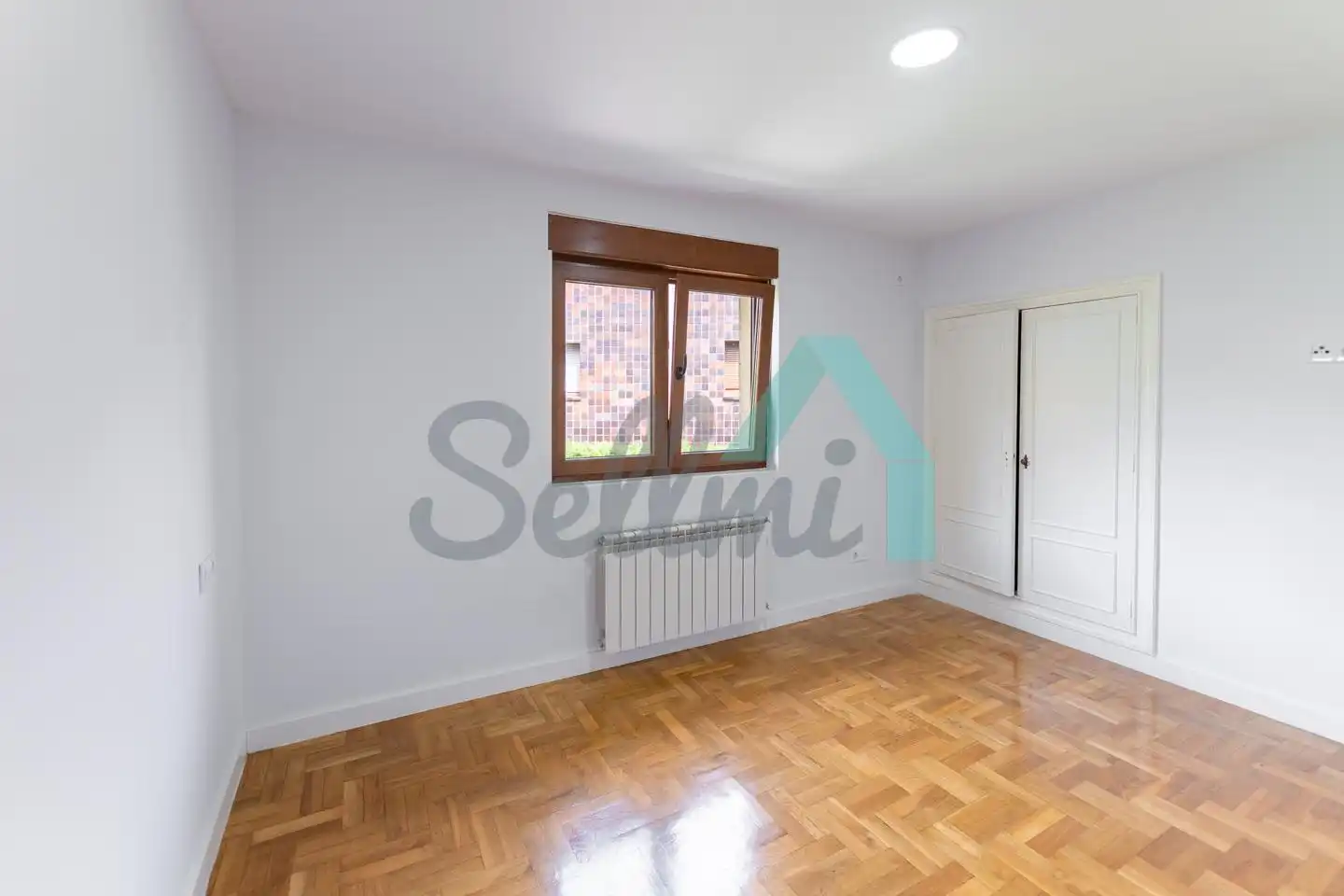 Dormitori de Casa adosada de lloguer en Oviedo  amb Calefacció, Jardí privat i Parquet
