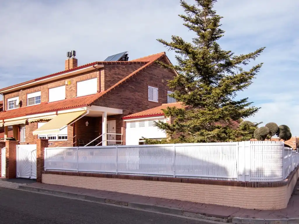 Vista exterior de Casa adosada en venta en Cuarte de Huerva con Aire acondicionado, Jardín privado y Piscina