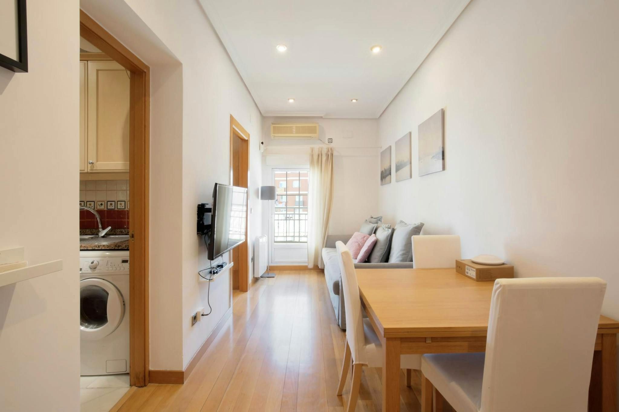 Living room of Flat to rent in  Madrid Capital  with Air Conditioner, Heating and Furnished