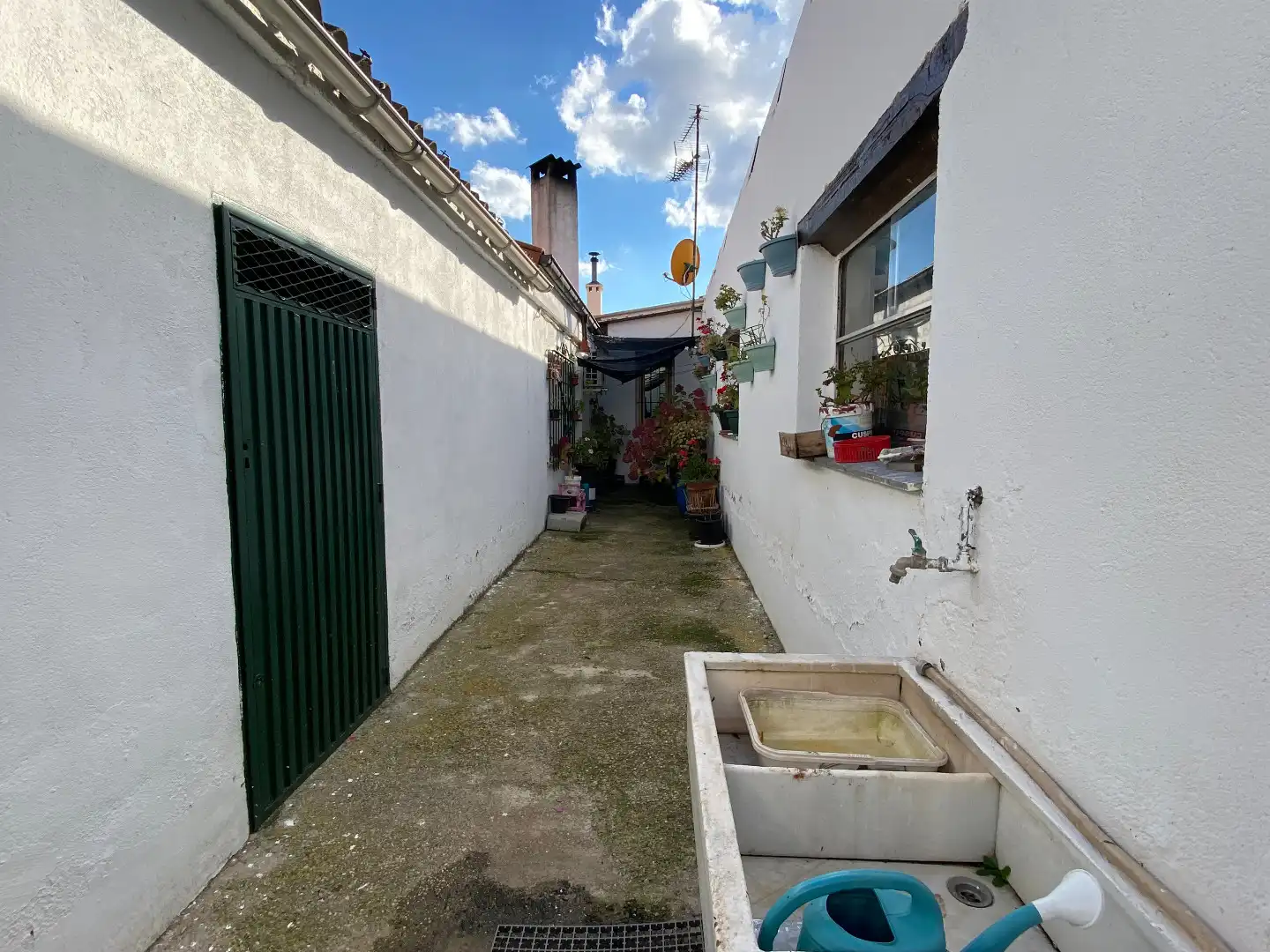 Vista exterior de Casa o xalet en venda en Burgos amb Parquet, Traster i Moblat