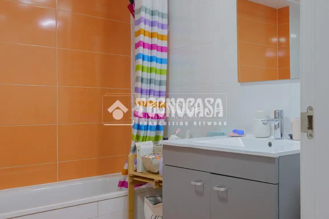 Baño de Piso en venta en Tres Cantos con Aire acondicionado, Terraza y Amueblado