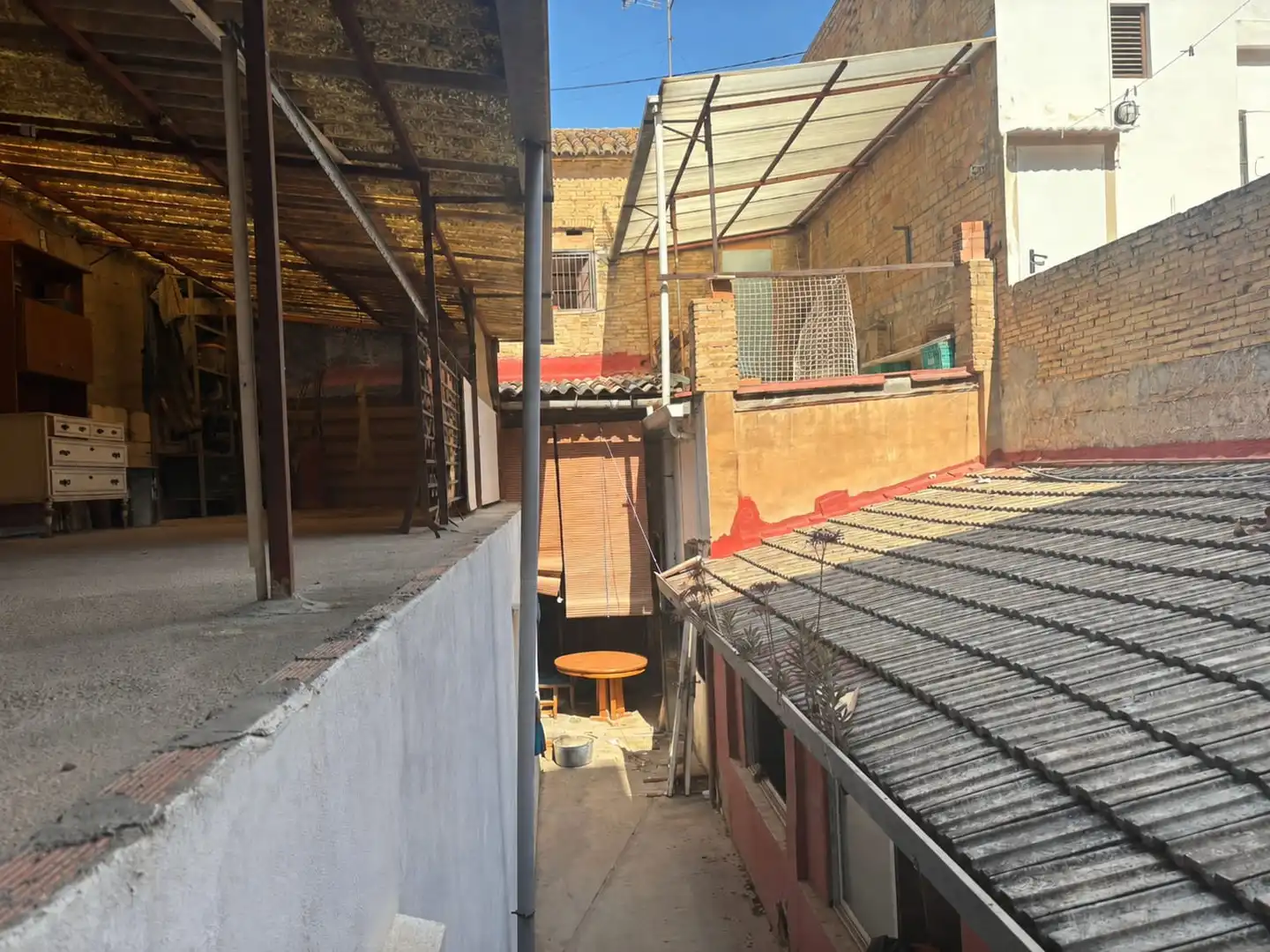 Außenansicht von Einfamilien-Reihenhaus zum Verkauf in Valencia mit Klimaanlage, Terrasse und Abstellraum