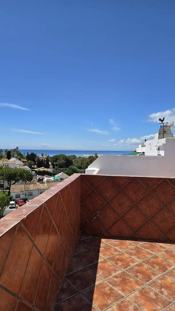 Vista exterior de Casa adosada en venda en Marbella amb Jardí privat, Terrassa i Traster