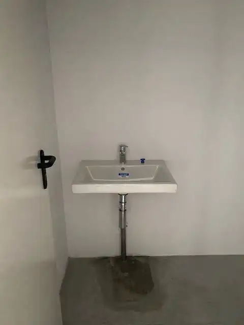 Badezimmer von Fabrikhallen zur Miete in Montblanc