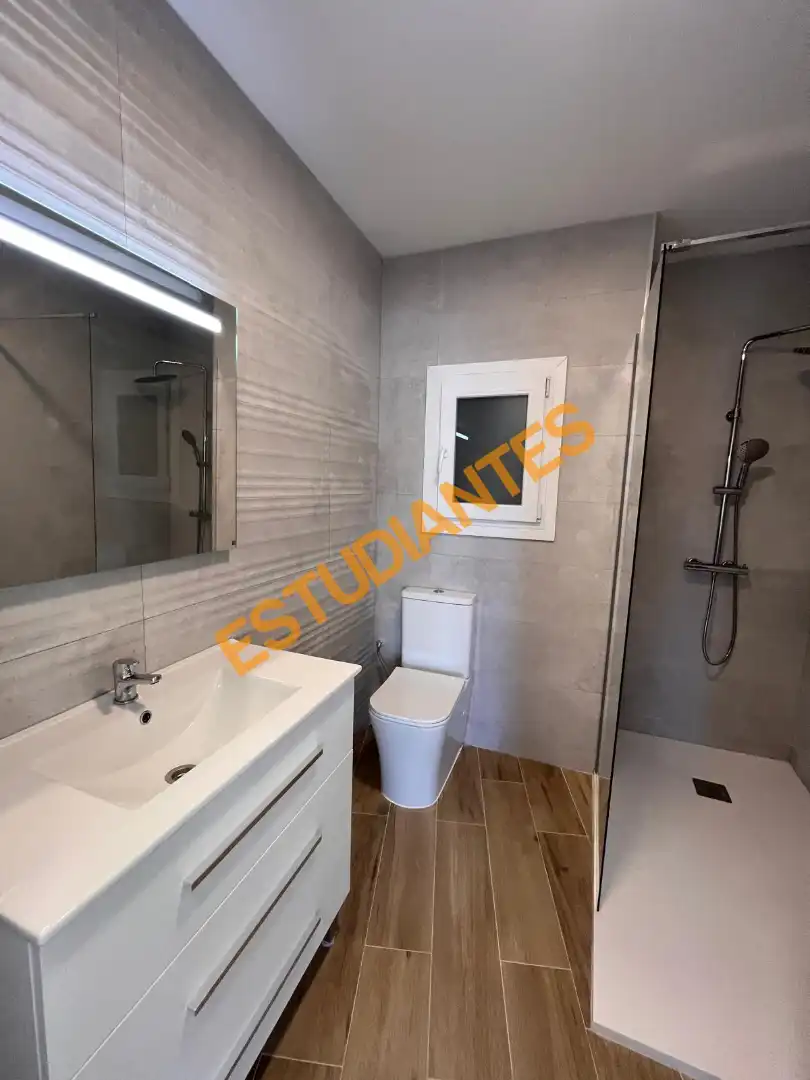Badezimmer von Wohnung zur Miete in Lleida mit Heizung, Parkett und Möbliert