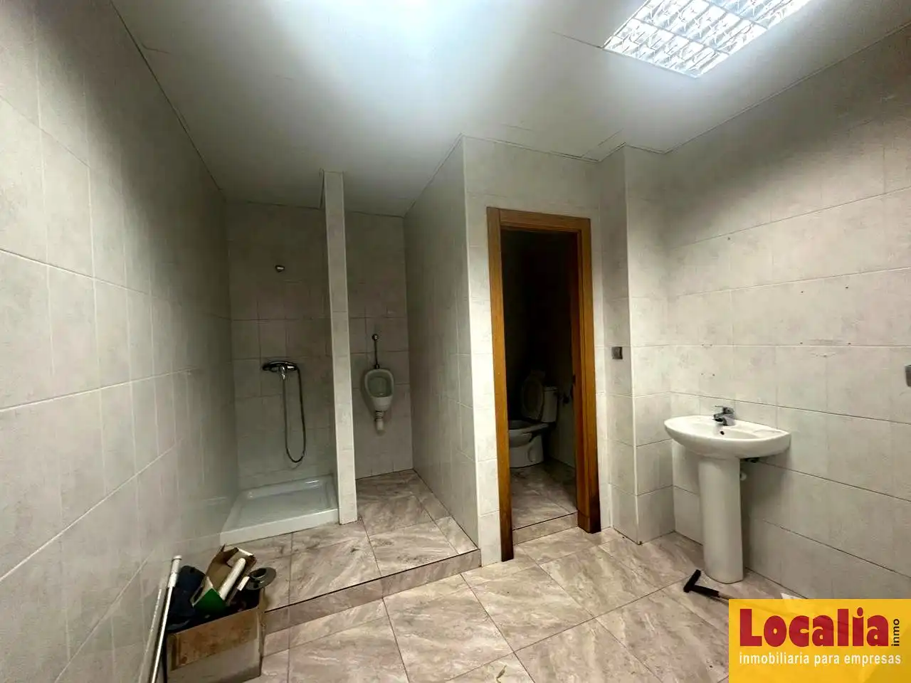 Badezimmer von Fabrikhallen zur Miete in Cartes